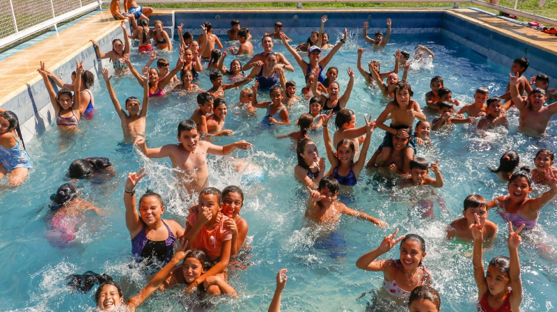 Exitosa puesta en marcha de la pileta municipal: la escuela de natación y las canchas de beach vóley, los próximos objetivos