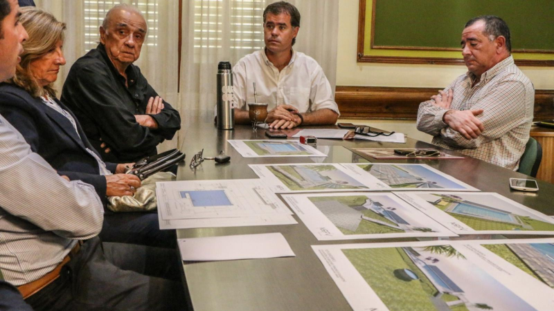 Firmaron el convenio entre la Caja y el Municipio para las obras de la pileta semi olímpica